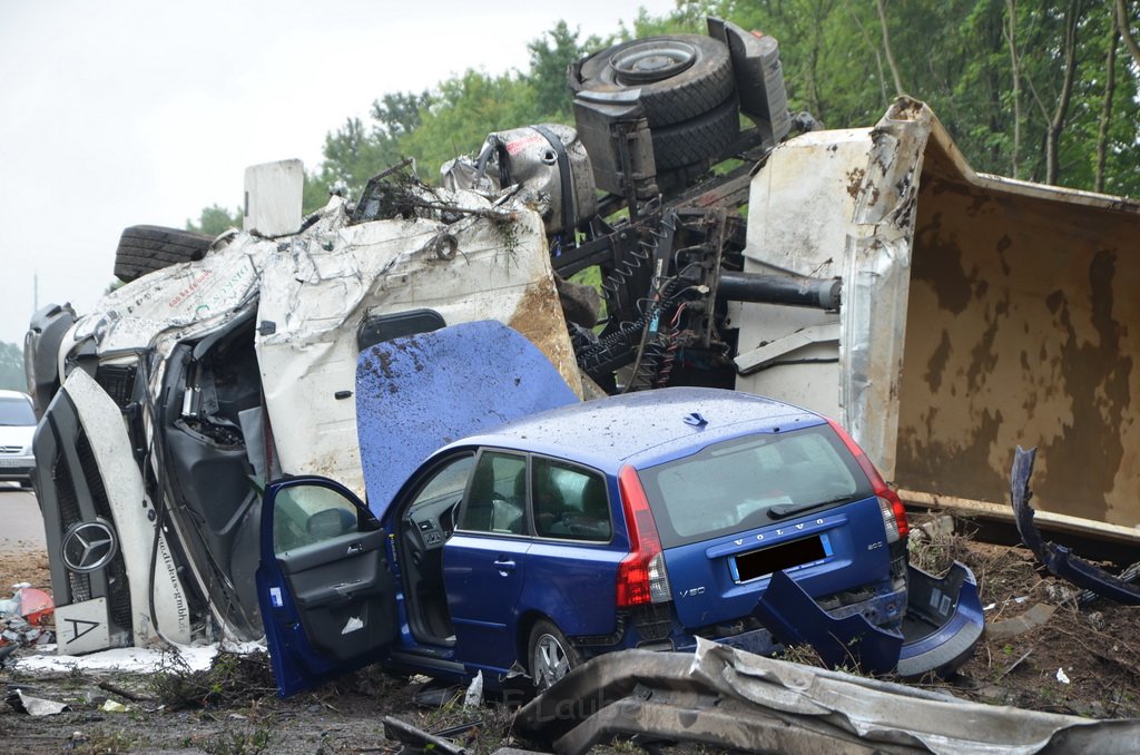 LKW umgestuerzt A 1 Rich Saarbruecken P069.JPG